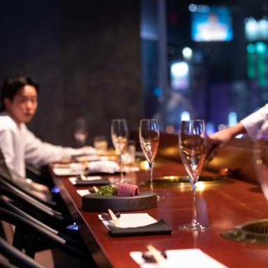 中洲の夜景や屋台が立ち並ぶ博多の風景を望めるカウンター席のほか、個室も完備した高級焼肉店です。