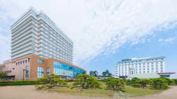 瀬戸内海と明石海峡大橋を望む、すばらしい展望のシーサイドリゾート「舞子ビラ神戸」が勤務舞台です。