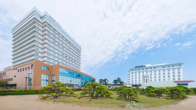 瀬戸内海と明石海峡大橋を望む、すばらしい展望のシーサイドリゾート「舞子ビラ神戸」が勤務舞台です。