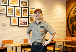 あなたが望む未来を応援!店長の約3割は女性で、海外出身の仲間もいるダイバーシティな雰囲気も魅力です。