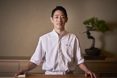 あなたの鮨への思いを、感性豊かな8席のカウンターでみがきをかけませんか?