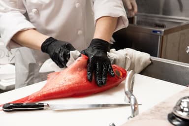 料理長候補として、キッチン全体をリードしてくださる方を募集しています。