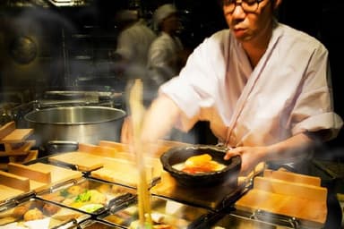 未経験から月給32万円~。接客も調理補助も経験しながら、飲食の仕事を幅広く学べます。