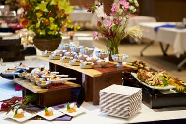 会場の雰囲気やシーンに合わせて、料理の見せ方まで工夫できるのもケータリングならではの面白さです。