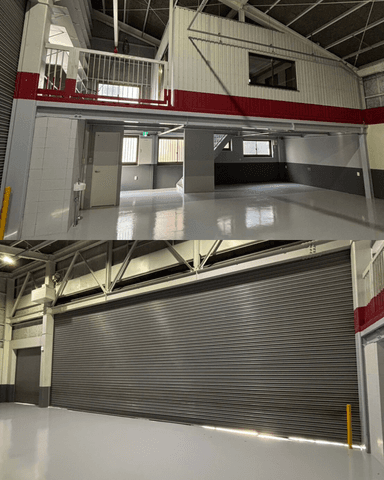 元々倉庫だった建物を全面改装していきます。ここからの完成が楽しみ!内装工事もスタート!!