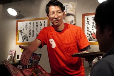 未経験からでも、接客や調理の基礎から学びながら少しずつ店舗運営に挑戦できます。