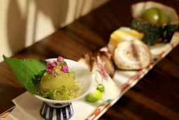 生産者から直接届く三重県の特選食材を使い、四季折々の本格的な懐石料理の知識と技が身につきます