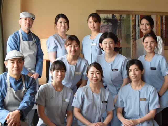 \残業少なめ◎月9〜10日休/大量調理ではなく一品一品にこだわった仕事を求めるシェフを募集★やりがいと安定が両立★和洋中と様々な経験が活かせる環境