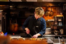 月給32万円~・完全週休2日制で料理長候補募集!メニュー開発にも挑戦しながらステップアップしませんか