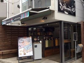 商品の接客や販売からスタートし、ご好評いただいている商品の陳列やディスプレイづくりも担当できる環境。