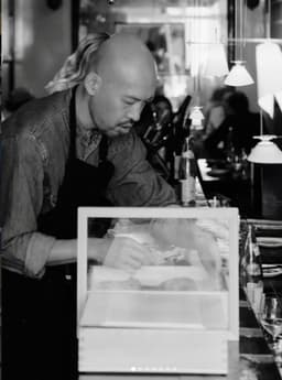 パリで高い評価を受ける日本料理店『BAR OMI』で寿司職人を募集します。