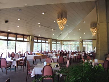 ゴルフ場ならではのランチ営業が主体となっており、午後の時間を趣味や家族のために有効活用可能です。
