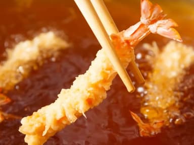 専門店ならではの質の高い天ぷら種の仕込みや調理技術を、伝統を守る職人のそばで基礎から習得可能です。