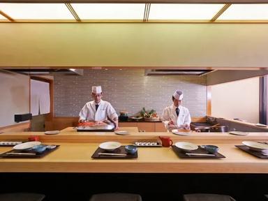 和モダンな店内で、料理人が技をふるうライブ感も魅力のひとつ。