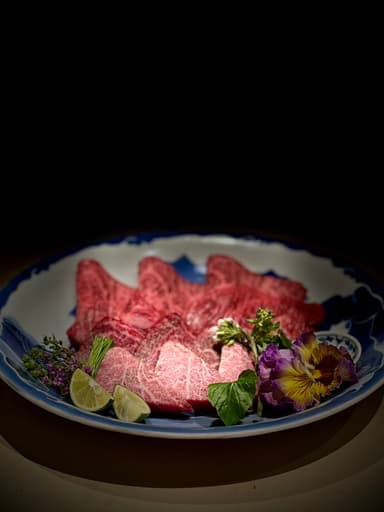 素材に触れるほど、肉への理解も深まる。多彩な部位を扱うからこそ、料理人として新しい発見があります。