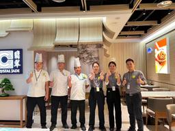 オープニングも“みんなで”。声をかけ合いながらお店を育てていきます。