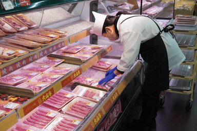 地域密着の人気商店で、精肉部門の主役として活躍!
