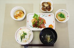 和食から中華まで多彩なメニューや行事食に携われるので、飽きることなく日々新鮮な気持ちで仕事に臨めます