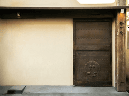 薪の火が入る音とともに、静かに立ち上がる西麻布のカウンター日本料理