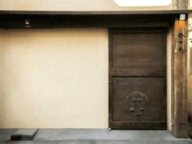 薪の火が入る音とともに、静かに立ち上がる西麻布のカウンター日本料理