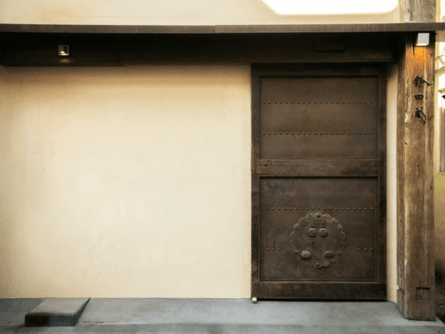 【センスが光る薪和食として大手グルメサイトで★4.2以上を獲得】正社員の採用強化中!西麻布のカウンターで一皿ごとに空気が整っていく、静かな厨房の現場です。