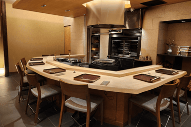 赤坂見附の路地に佇むカウンター日本料理『時限堂』。落ち着いた空間で季節の料理を楽しめる一軒です。