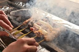 薪の火で焼き上げる独自の焼鳥スタイルが、多くの食通を魅了しています。