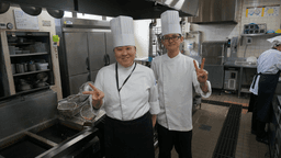 会員制クラブの落ち着いた空間で、くつろぎの食事時間を支える調理の仕事