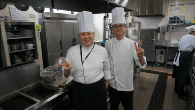 会員制クラブの落ち着いた空間で、くつろぎの食事時間を支える調理の仕事