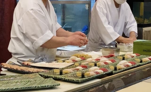 【月給40万~50万円/賞与あり】浅草から世界へ。海外のお客様が多く訪れる観光地の寿司店で、江戸前寿司の土台を大切にしながら新しい時代に合う店づくりに携わる!