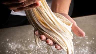 麺の扱い方も基礎から丁寧に学べます。少しずつ技術を身につけていきましょう。