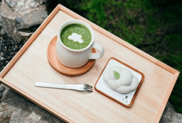 雲をモチーフにしたスイーツや本わらび餅など、話題性のある商品を通じて京都の魅力を発信しています。