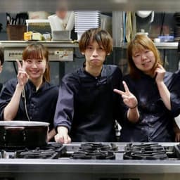 若手からベテランまで、チーム一丸となって最高の料理を提供します。