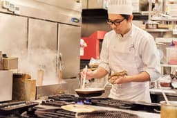 若手からベテランまで、チーム一丸となって最高の料理を提供します。