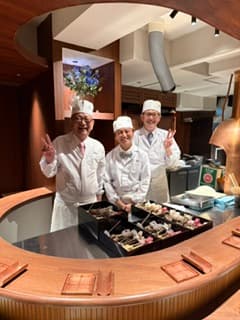 芦屋の予約困難店『串かつ あーぼん』のスタイルを受け継ぐ一軒。麻布十番でさらなる人気店をめざします。