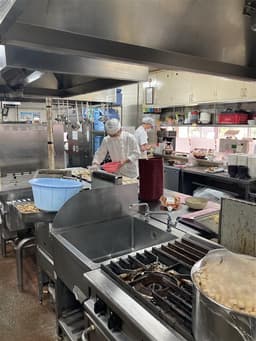 シャトレーゼ本社工場内の食堂。従業員の健康を食で支える、やりがいのある職場です。