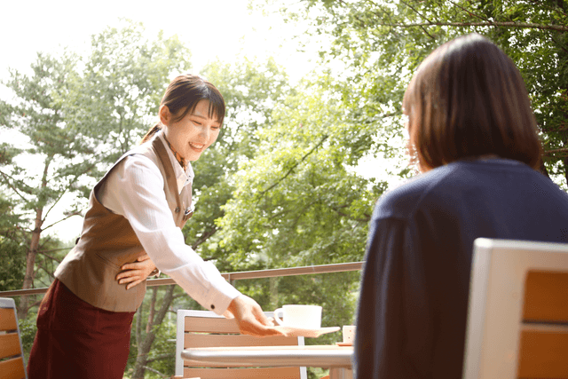 【年間休日110日/月9~10日以上休/社宅有】愛犬とご家族の大切な時間に寄り添うホールスタッフ募集◎軽井沢で、あたたかな接客と豊かな暮らしを楽しめるホテルです